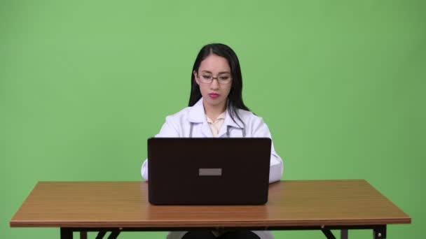 Genç güzel Asyalı kadın doktor dizüstü bilgisayar kullanarak — Stok video