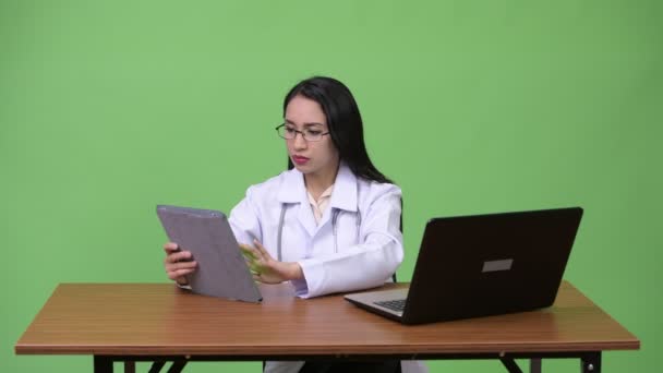 Joven hermosa mujer asiática médico multi-tarea — Vídeos de Stock