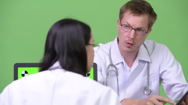 Jeune asiatique femme médecin ayant rencontre avec jeune homme médecin — Video