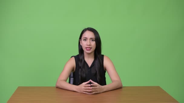 Unga vackra asiatiska affärskvinna som nyhetsuppläsare — Stockvideo