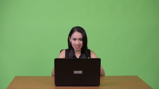 Mladé krásné asijské podnikatelka pomocí přenosného počítače — Stock video