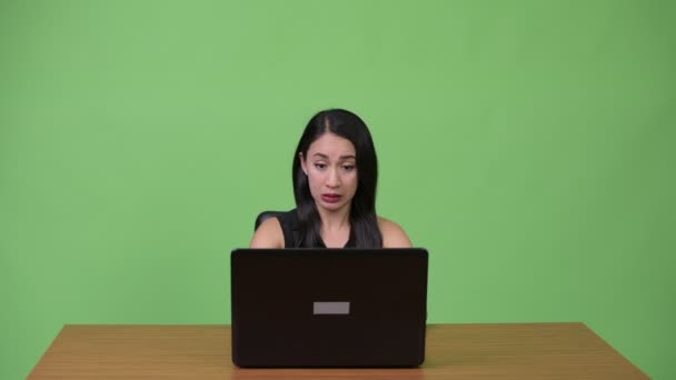 노트북을 사용 하 여 젊은 아름 다운 아시아 사업가 — 비디오