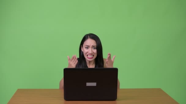 Joven hermosa mujer de negocios asiática utilizando ordenador portátil — Vídeos de Stock