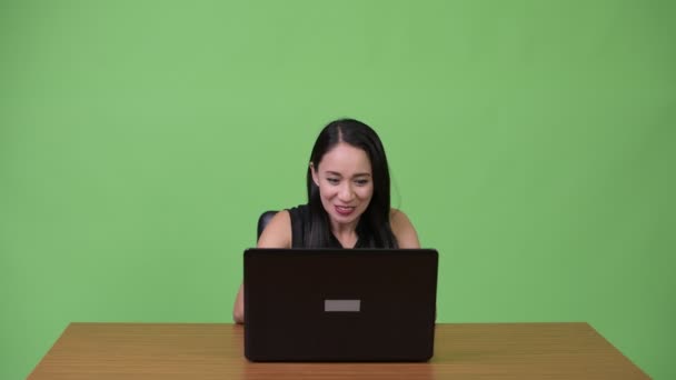 Jovem mulher de negócios asiática usando laptop com jovem ficando com raiva — Vídeo de Stock