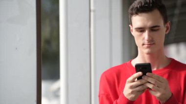 Telefonunuzun ve mutlu yakışıklı delikanlı
