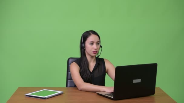 Joven hermosa mujer de negocios asiática como representante de call center — Vídeos de Stock