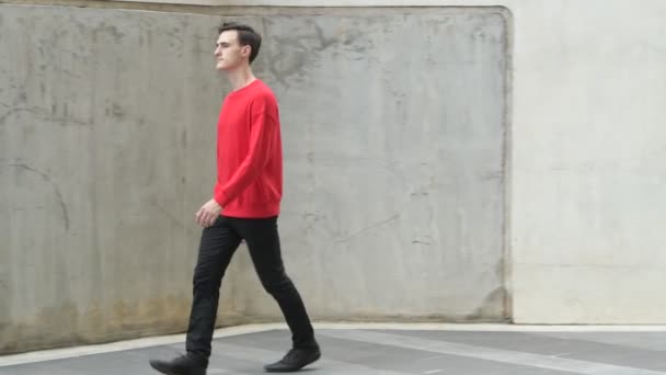 Junger schöner Mann zu Fuß — Stockvideo