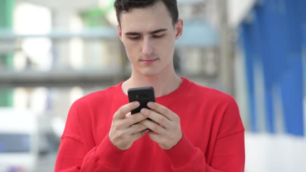 Jovem bonito homem usando telefone — Vídeo de Stock