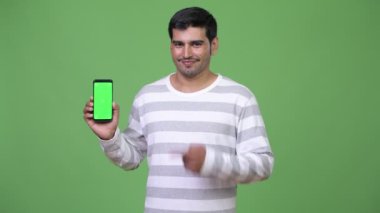 Genç yakışıklı Farsça adam gösteren telefon