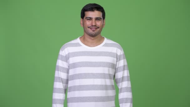 Joven hombre persa guapo sonriendo — Vídeo de stock