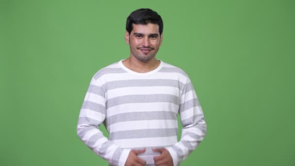 Giovane bell'uomo persiano che dà i pollici in su — Video Stock