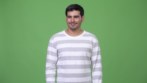 Jonge knappe Perzisch man geven duimen omhoog — Stockvideo
