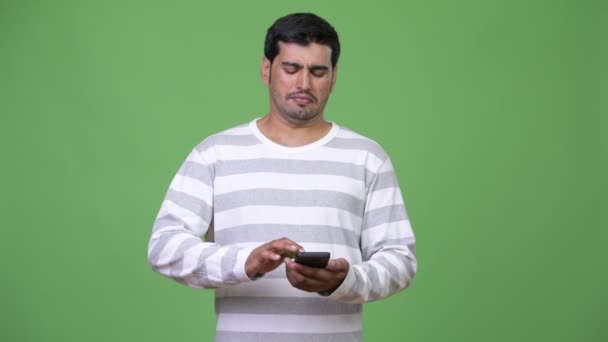 Jeune bel homme persan utilisant le téléphone — Video