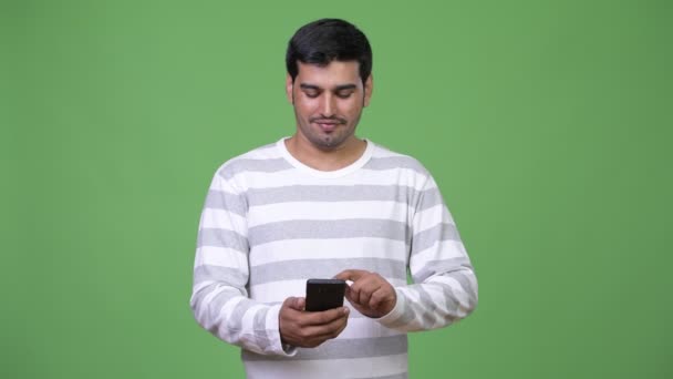 Joven hombre persa guapo usando el teléfono — Vídeo de stock