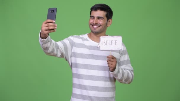 Joven hombre persa guapo usando el teléfono — Vídeo de stock