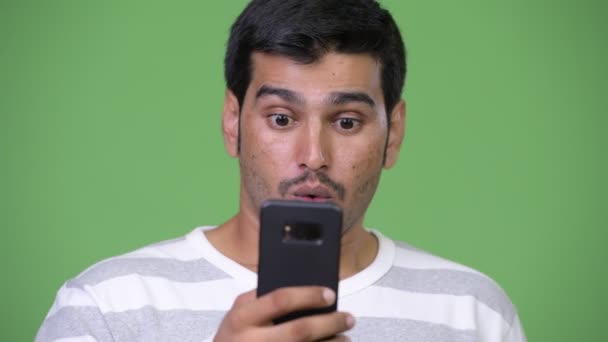 Jovem bonito persa homem usando telefone — Vídeo de Stock
