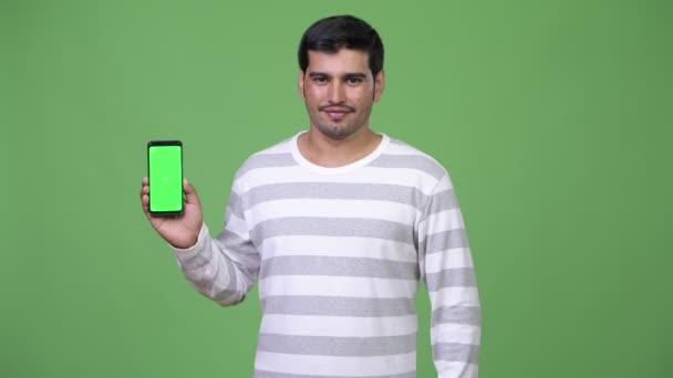 若いハンサムなペルシャ人を示す電話 — ストック動画