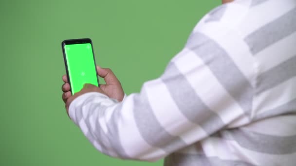 Jovem bonito persa homem mostrando telefone — Vídeo de Stock