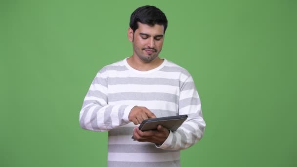 Knappe Perzisch jongeman met behulp van digitale tablet — Stockvideo