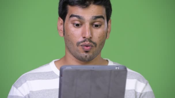 Młody przystojny mężczyzna Perski za pomocą cyfrowego tabletu — Wideo stockowe
