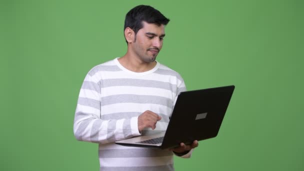 Jovem bonito homem persa usando laptop — Vídeo de Stock