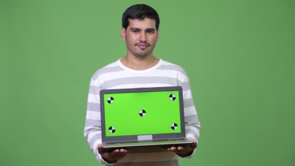 Jeune bel homme persan montrant ordinateur portable — Video