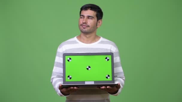 Jeune bel homme persan montrant ordinateur portable — Video