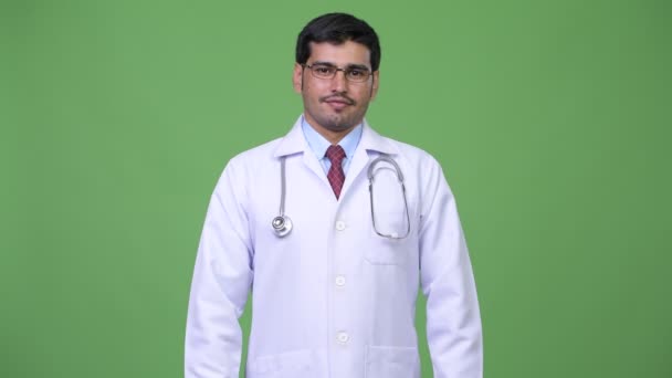 Jeune bel homme persan médecin avec les bras croisés — Video