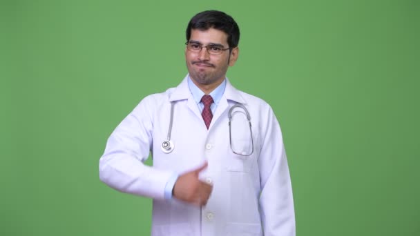 Młody przystojny mężczyzna perski lekarz kciuki — Wideo stockowe