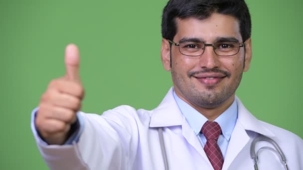 Joven guapo persa hombre médico pulgares hacia arriba — Vídeos de Stock