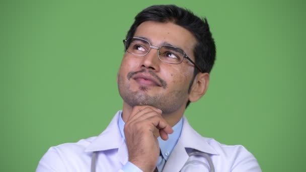 Junge hübsche persische Mann Arzt denken — Stockvideo