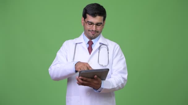 Joven guapo médico persa hombre usando tableta digital — Vídeos de Stock