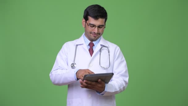 Joven guapo médico persa hombre usando tableta digital — Vídeos de Stock