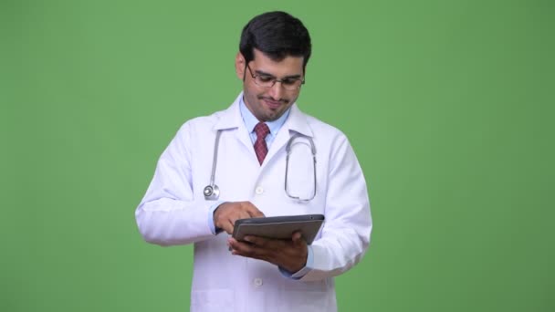 Jovem bonito persa homem médico usando tablet digital — Vídeo de Stock