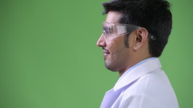 Koruyucu gözlük takan genç yakışıklı Farsça adam doktor profil görünümü