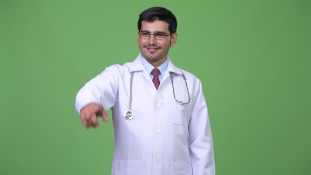 Jovem bonito persa homem médico apontando dedo — Vídeo de Stock