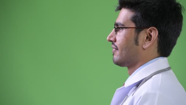 Vista del perfil del joven guapo médico persa — Vídeos de Stock