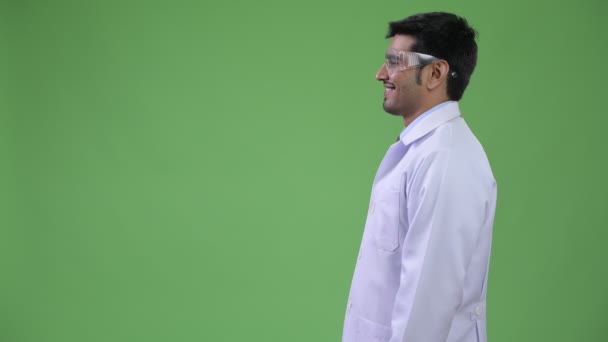 工作室拍摄的年轻英俊的波斯男子医生反对色度键与绿色背景 — 图库视频影像