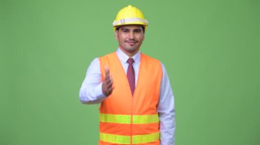 El sıkışma veren genç yakışıklı Farsça adam inşaat işçisi