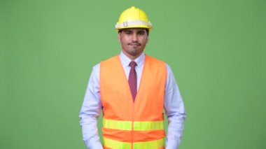 Genç yakışıklı Farsça adam inşaat işçisi omuzlarında shrugging