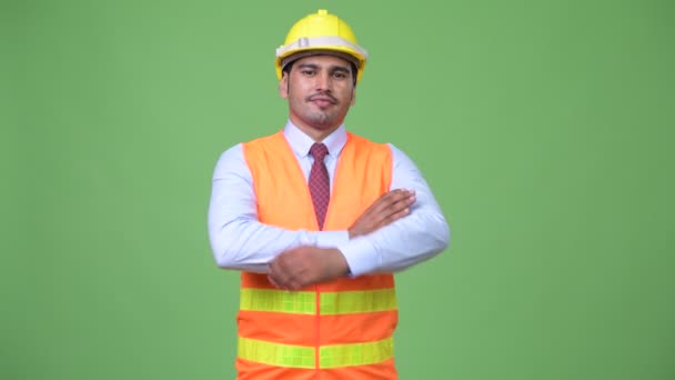 Szép perzsa fiatalember építőipari munkás-val keresztbe — Stock videók