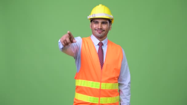 Joven hombre persa guapo trabajador de la construcción señalando el dedo — Vídeos de Stock