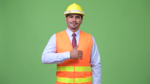 Junger hübscher persischer Mann Bauarbeiter gibt Daumen nach oben — Stockvideo