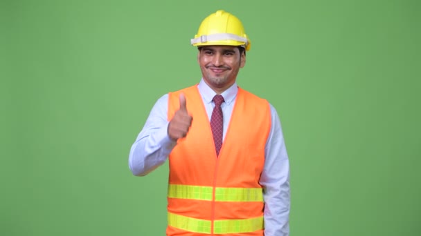 Mladý pohledný muž perský stavební dělník dává palec — Stock video