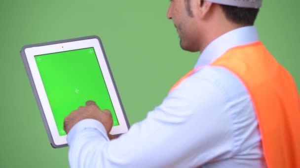 Młody przystojny mężczyzna Perski budowy pracownik wyświetlone cyfrowego tabletu — Wideo stockowe