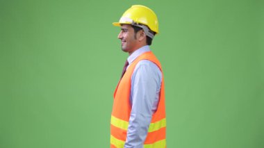 Genç yakışıklı Farsça adam inşaat işçisi profil görünümü
