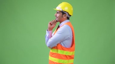 Genç yakışıklı Farsça adam inşaat işçisi düşünme profili görünümü