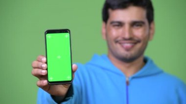 Genç yakışıklı Farsça adam gösteren telefon