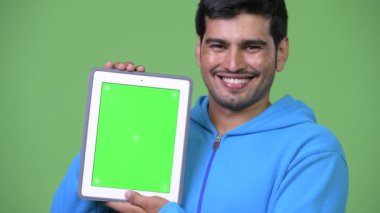 Genç yakışıklı Farsça adam gösteren dijital tablet