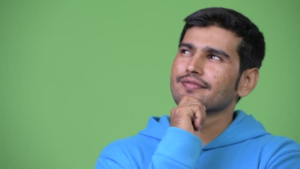 Junger hübscher persischer Mann denkt — Stockvideo